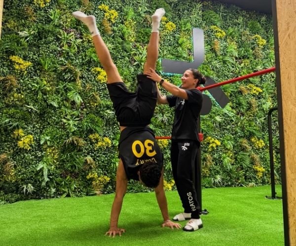 Clase de control de handstand en Kratos Calisthenics Barcelona